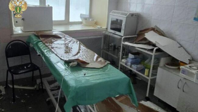 Здание Северо-Курильской центральной районной больницы, поврежденное при землетрясении