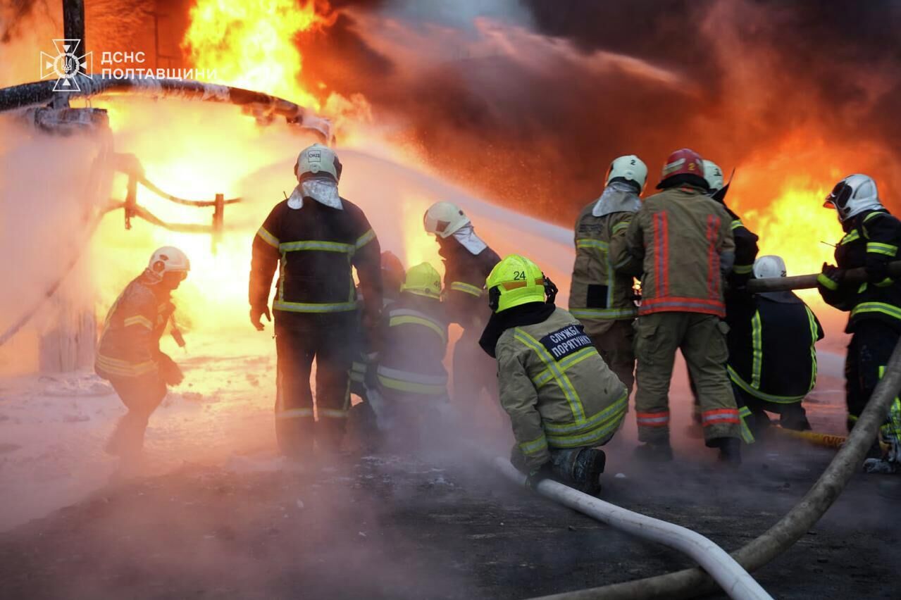 Украинские пожарные тушат пожар на объектах промышленной и энергетической инфраструктуры Украинские пожарные тушат пожар на объектах промышленной и энергетической инфраструктуры - РИА Новости, 1920, 18.12.2025