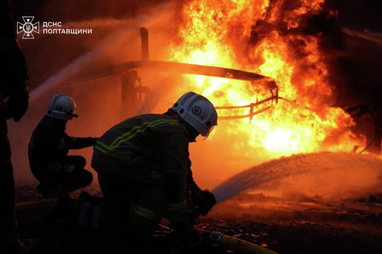 Украинские пожарные тушат пожар на объектах промышленной и энергетической инфраструктуры - РИА Новости, 1920, 22.12.2025