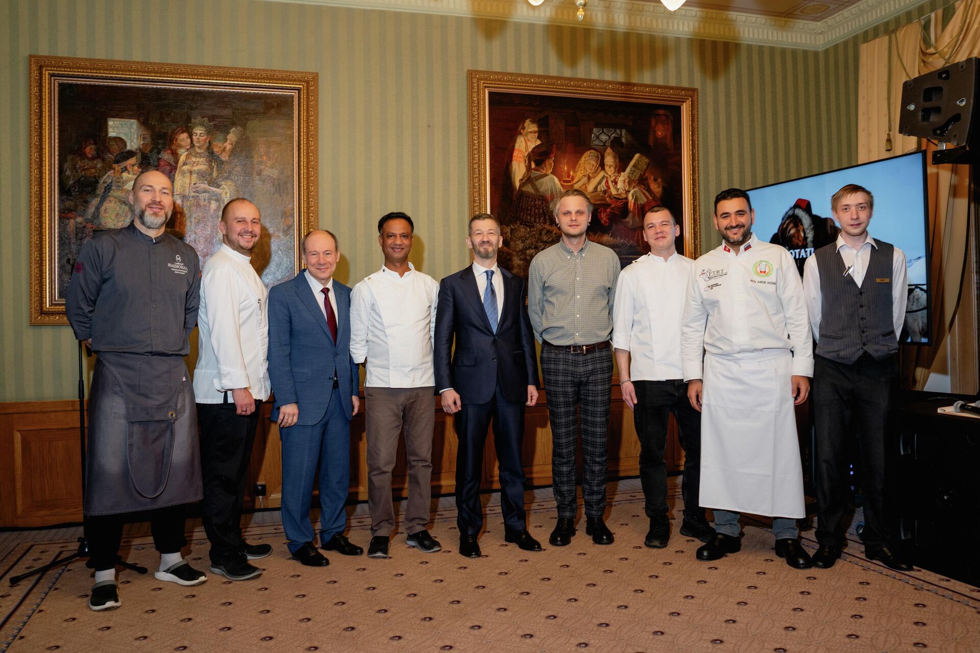 Глава Чукотского автономного округа Владислав Кузнецов, руководитель Гастрокэмпа Леонид Гелибтерман и шеф-повара, угощавшие гостей Дней Чукотки Глава Чукотского автономного округа Владислав Кузнецов, руководитель Гастрокэмпа Леонид Гелибтерман и шеф-повара, угощавшие гостей Дней Чукотки - РИА Новости, 1920, 08.12.2025