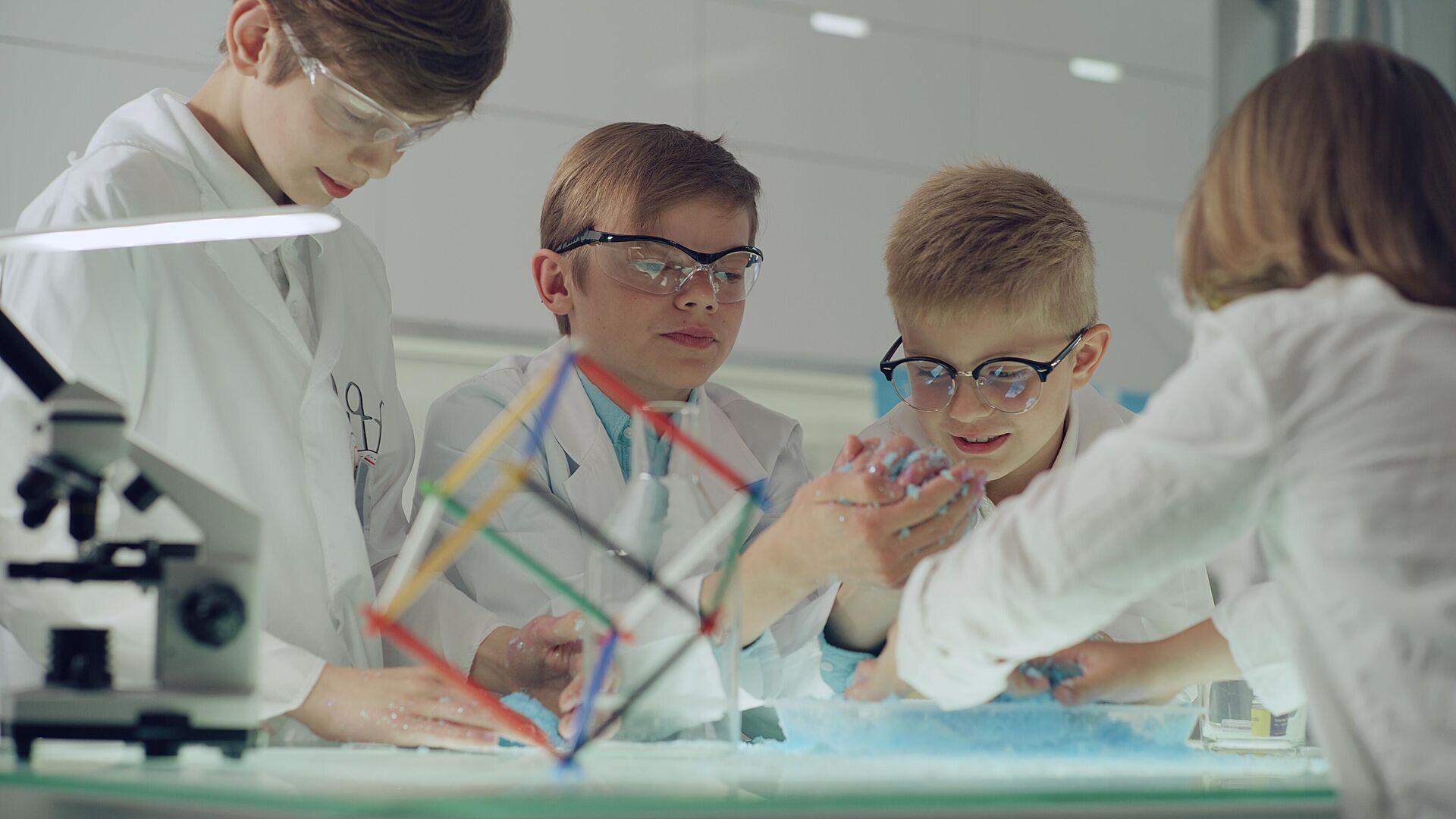 Дети в лаборатории - РИА Новости, 1920, 09.12.2025