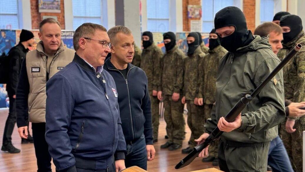 "Единая Россия" и фонд ветеранов передали оружие бойцам СВО