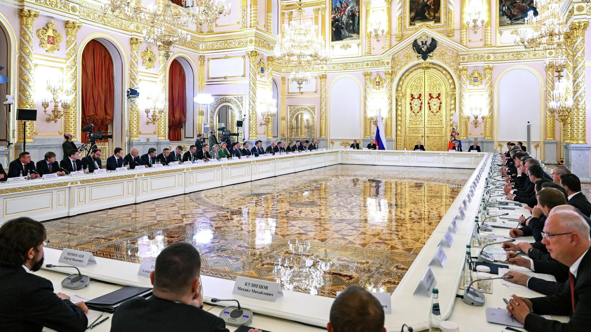 Путин поставил перед правительством системную задачу обеления экономики