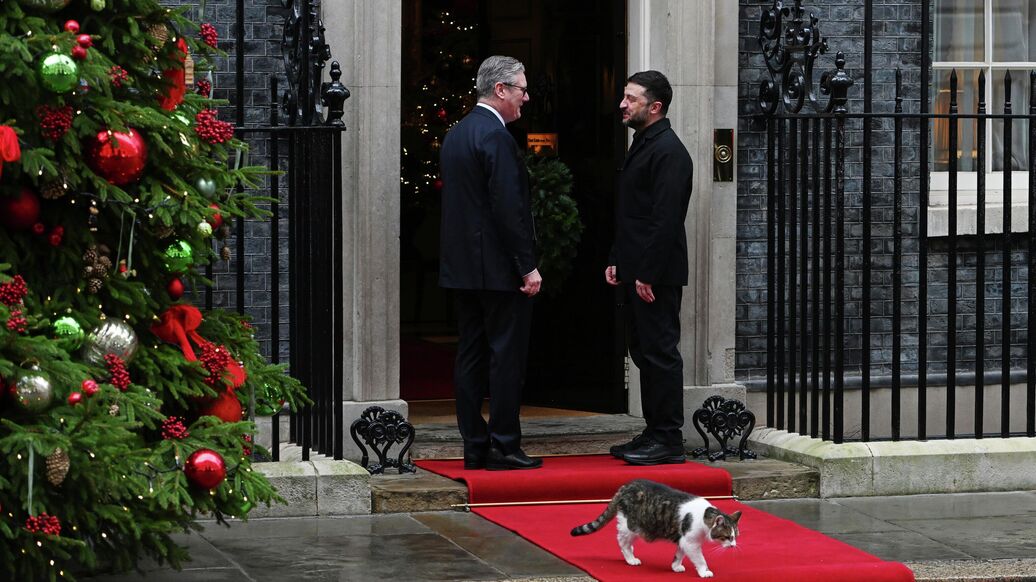 "Под порошком". Визит Зеленского в Лондон поразил пользователей Сети