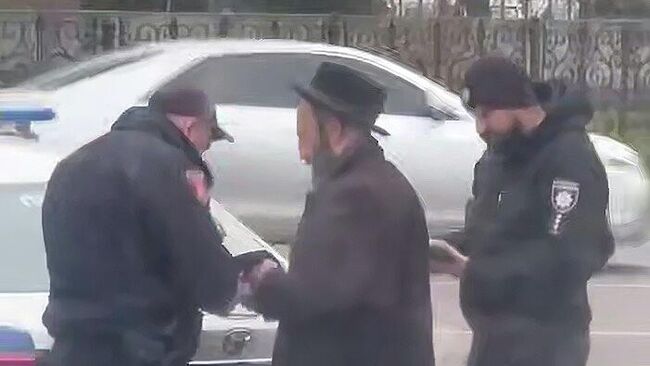 Проверка документов у мужчины в традиционной одежде хасида в Одессе