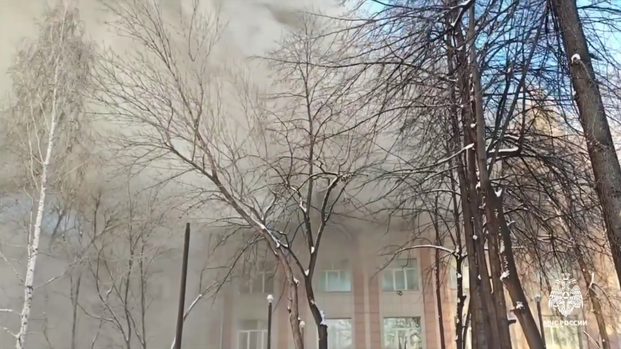 Ликвидация пожара в педагогическом колледже Новосибирска сотрудниками МЧС. Кадр из видео - РИА Новости, 1920, 09.12.2025