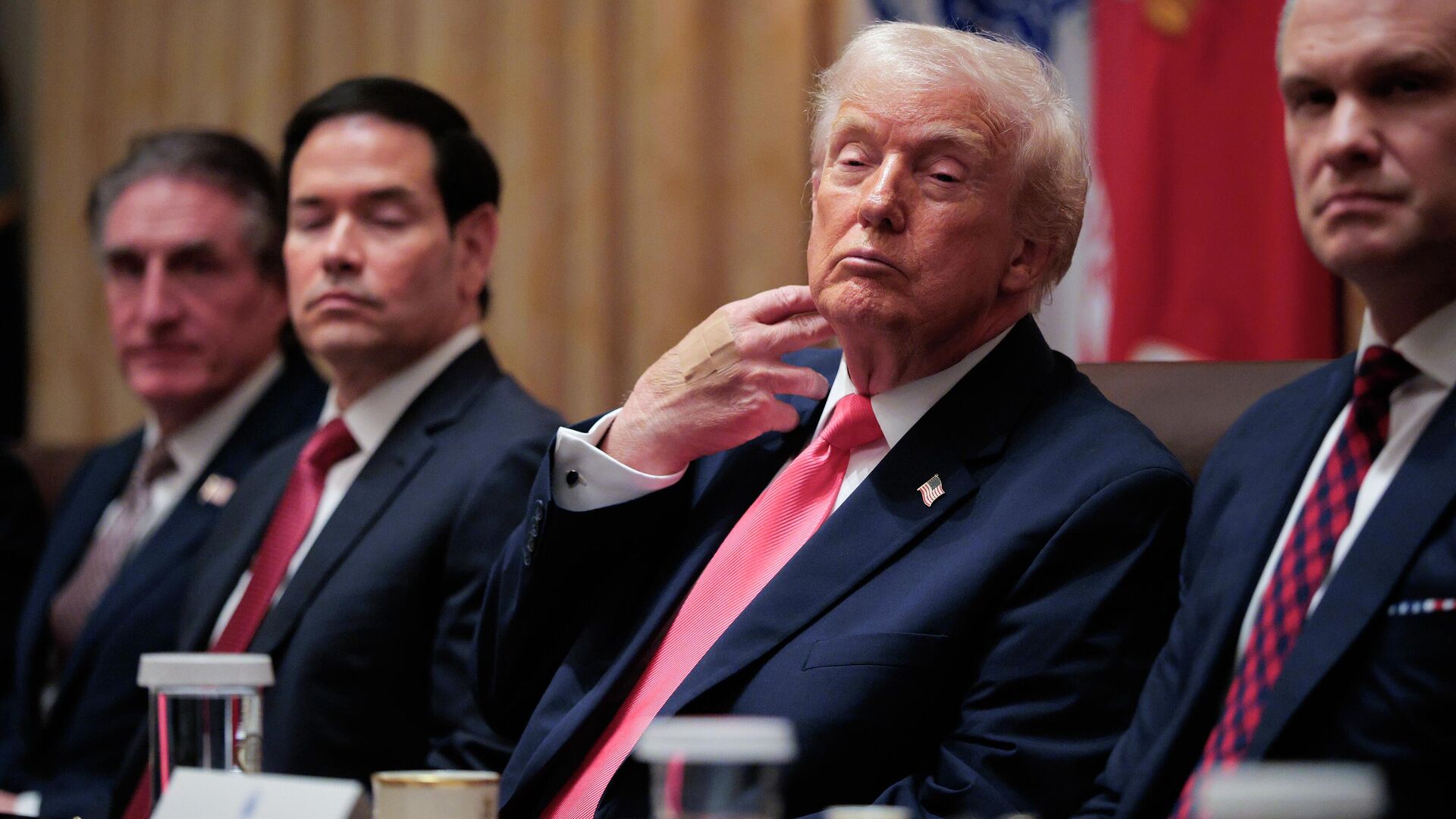 Президент США Дональд Трамп во время заседания кабинета министров в Белом доме Президент США Дональд Трамп во время заседания кабинета министров в Белом доме - РИА Новости, 1920, 08.12.2025