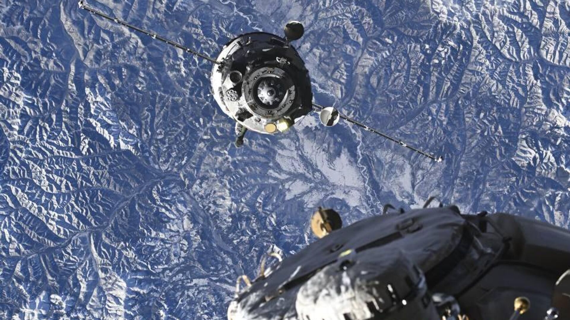 Расстыковка корабля Союз МС-27 - РИА Новости, 1920, 09.12.2025