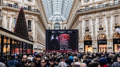 Афиша оперы Леди Макбет Мценского уезда в галерее Виктора Эммануила II, Милан Афиша оперы Леди Макбет Мценского уезда в галерее Виктора Эммануила II, Милан