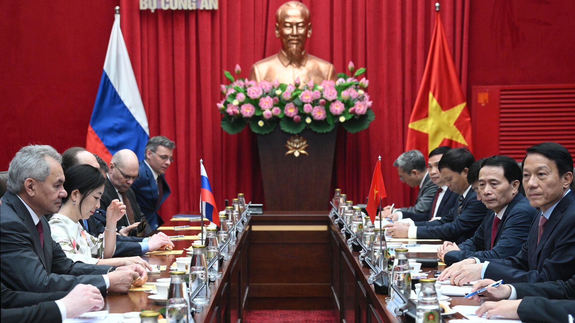 Секретарь Совета безопасности РФ Сергей Шойгу и министр общественной безопасности Вьетнама Лыонг Там Куанг во время встречи в Министерстве общественной безопасности в Ханое. 9 декабря 2025 - РИА Новости, 1920, 09.12.2025