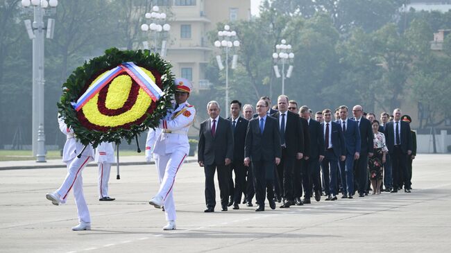 Секретарь Совета безопасности РФ Сергей Шойгу и чрезвычайный и полномочный посол России во Вьетнаме Геннадий Бездетко на церемонии возложения венка к мавзолею Хо Ши Мина в Ханое. 9 декабря 2025