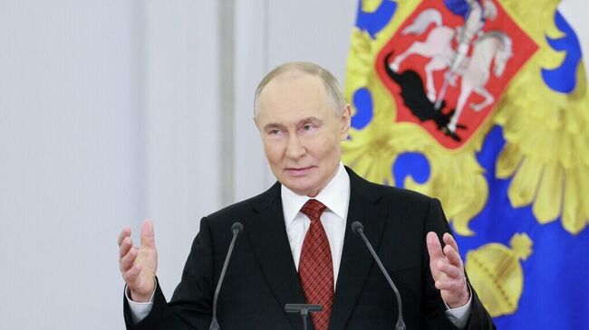 LIVE: Путин на вручении медалей Золотая Звезда Героям России