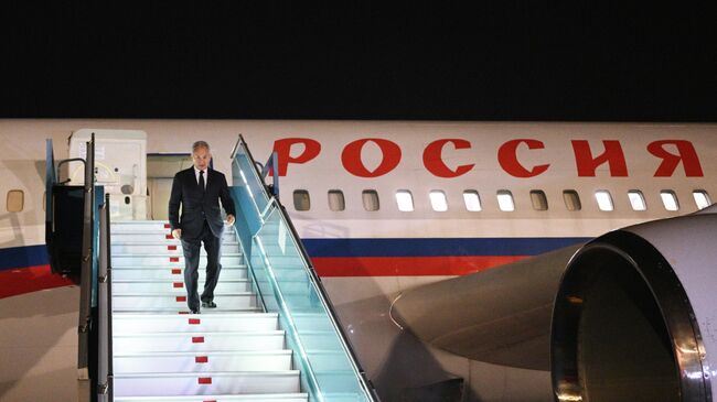 Секретарь Совета безопасности РФ Сергей Шойгу во время встречи в аэропорту Нойбай в Ханое. 8 декабря 2025