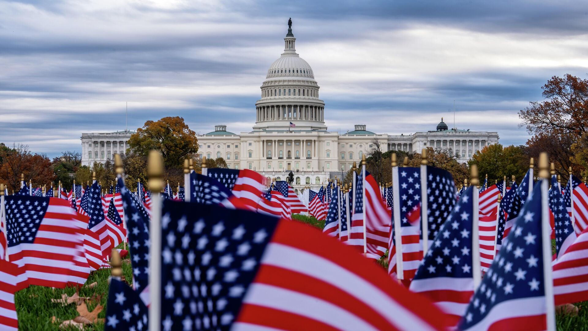 Флаги США возле здания Капитолия в Вашингтоне Флаги США возле здания Капитолия в Вашингтоне - РИА Новости, 1920, 09.12.2025