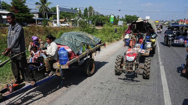 Люди покидают свои дома недалеко от границы с Таиландом в Камбодже. 9 декабря 2025