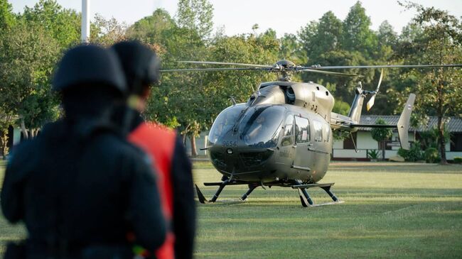 Военнослужащий из Таиланда, раненный в результате обстрела камбоджийских солдат, доставлен на вертолете в больницу для оказания медицинской помощи