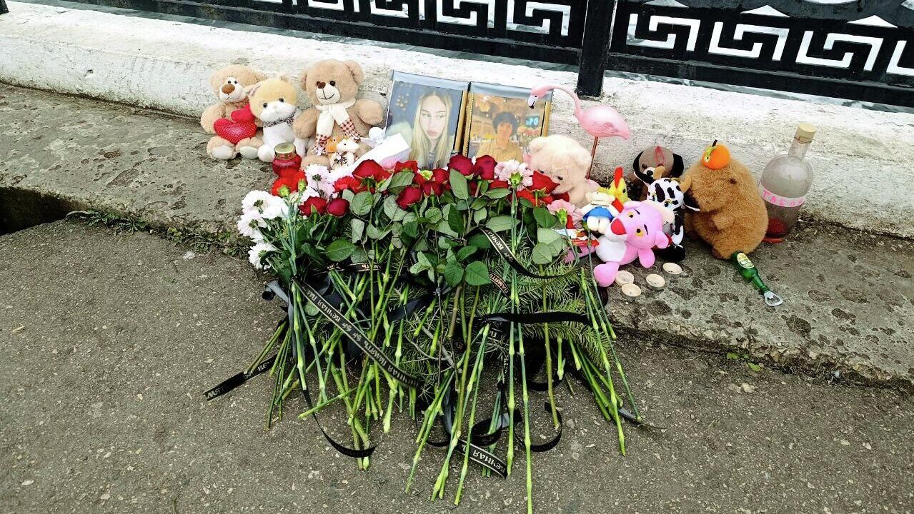 Стихийный мемориал на Новой набережной в Саратове в связи с гибелью Виолетты Горшковой и Дениса Насенкова - РИА Новости, 1920, 09.12.2025