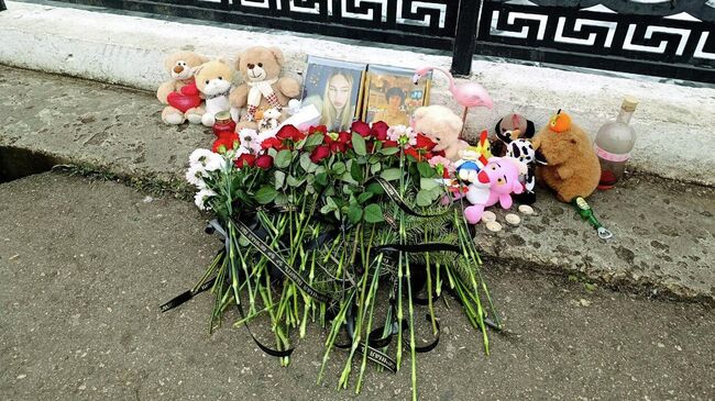 Стихийный мемориал на Новой набережной в Саратове в связи с гибелью Виолетты Горшковой и Дениса Насенкова