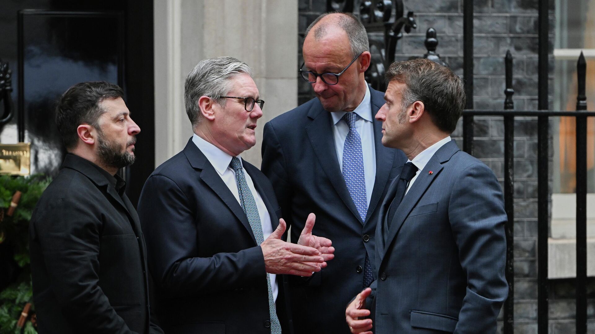 Владимир Зеленский, Кир Стармер, Фридрих Мерц и Эммануэль Макрон во время встречи в Лондоне. 8 декабря 2025 Владимир Зеленский, Кир Стармер, Фридрих Мерц и Эммануэль Макрон во время встречи в Лондоне. 8 декабря 2025 - РИА Новости, 1920, 09.12.2025