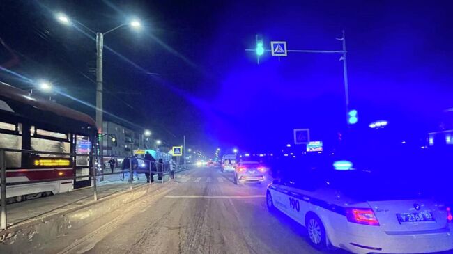 Место происшествия, где кроссовер Toyota RAV4 сбил двух человек на регулируемом пешеходном переходе в Улан-Удэ. 9 декабря 2025