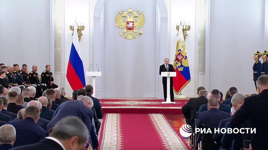 Путин вручил медали "Золотая Звезда" Героям России