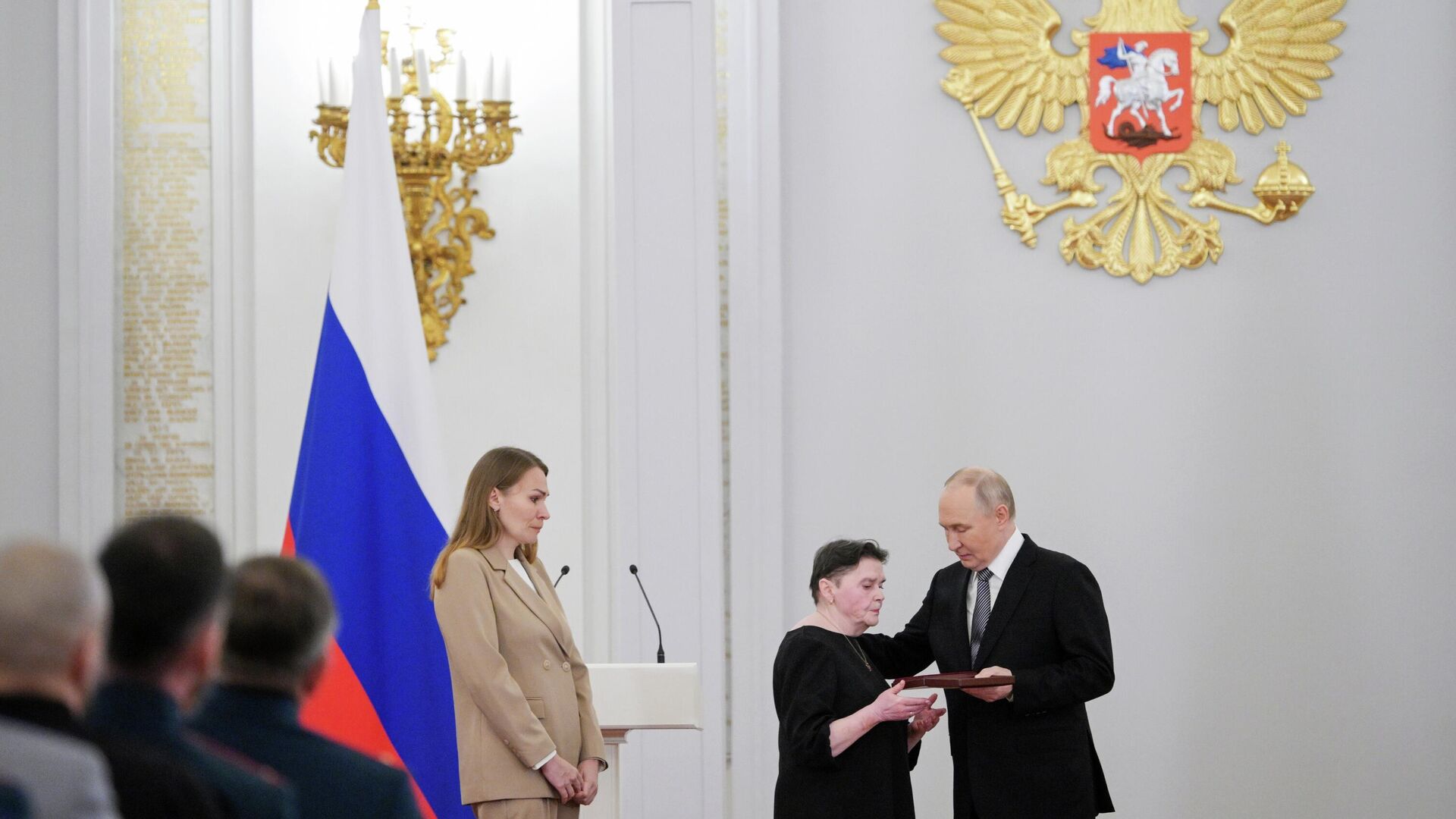 Президент России Владимир Путин вручает награду Героя России матери погибшего на СВО сержанта Никиты Афанасьева - РИА Новости, 1920, 09.12.2025