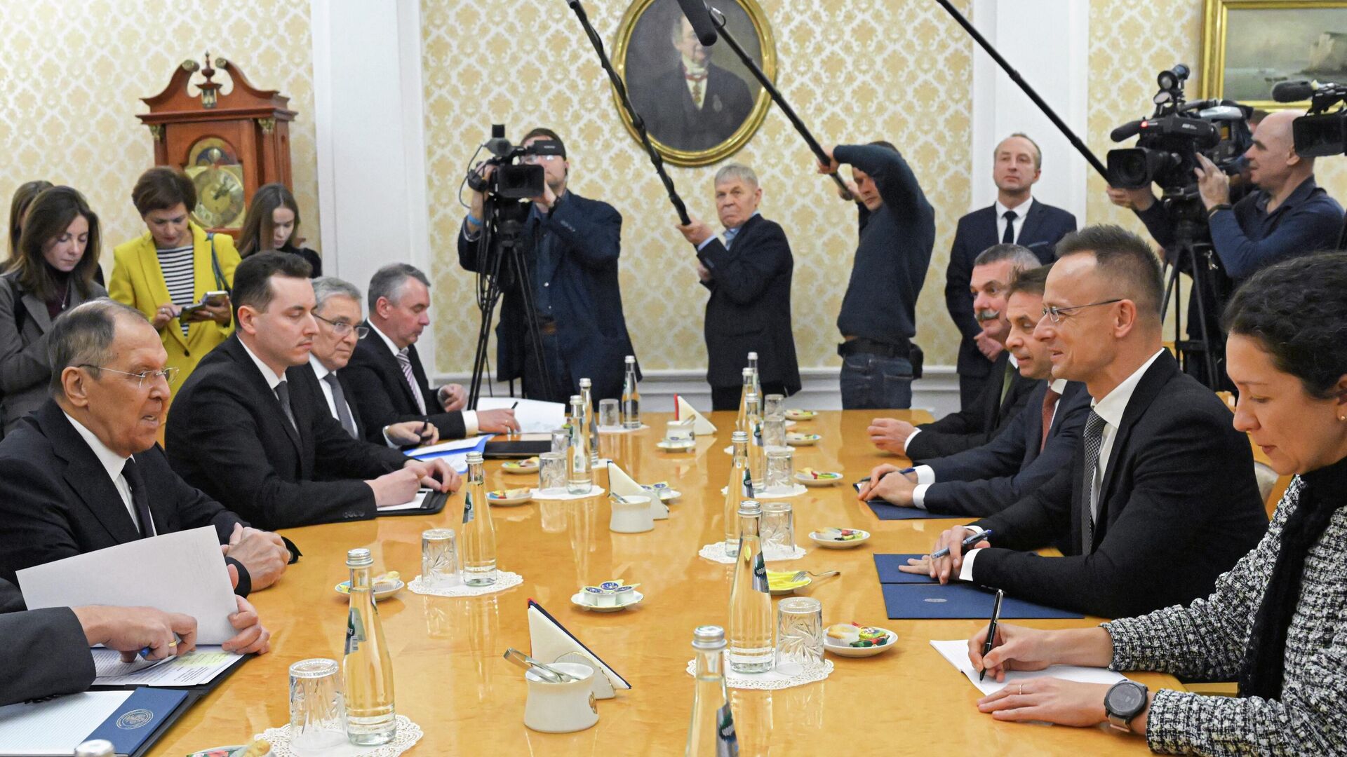 Министр иностранных дел РФ Сергей Лавров и министр иностранных дел Венгрии Петер Сийярто во время встречи в Москве. 9 декабря 2025 Министр иностранных дел РФ Сергей Лавров и министр иностранных дел Венгрии Петер Сийярто во время встречи в Москве. 9 декабря 2025 - РИА Новости, 1920, 09.12.2025