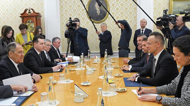 Министр иностранных дел РФ Сергей Лавров и министр иностранных дел Венгрии Петер Сийярто во время встречи в Москве. 9 декабря 2025