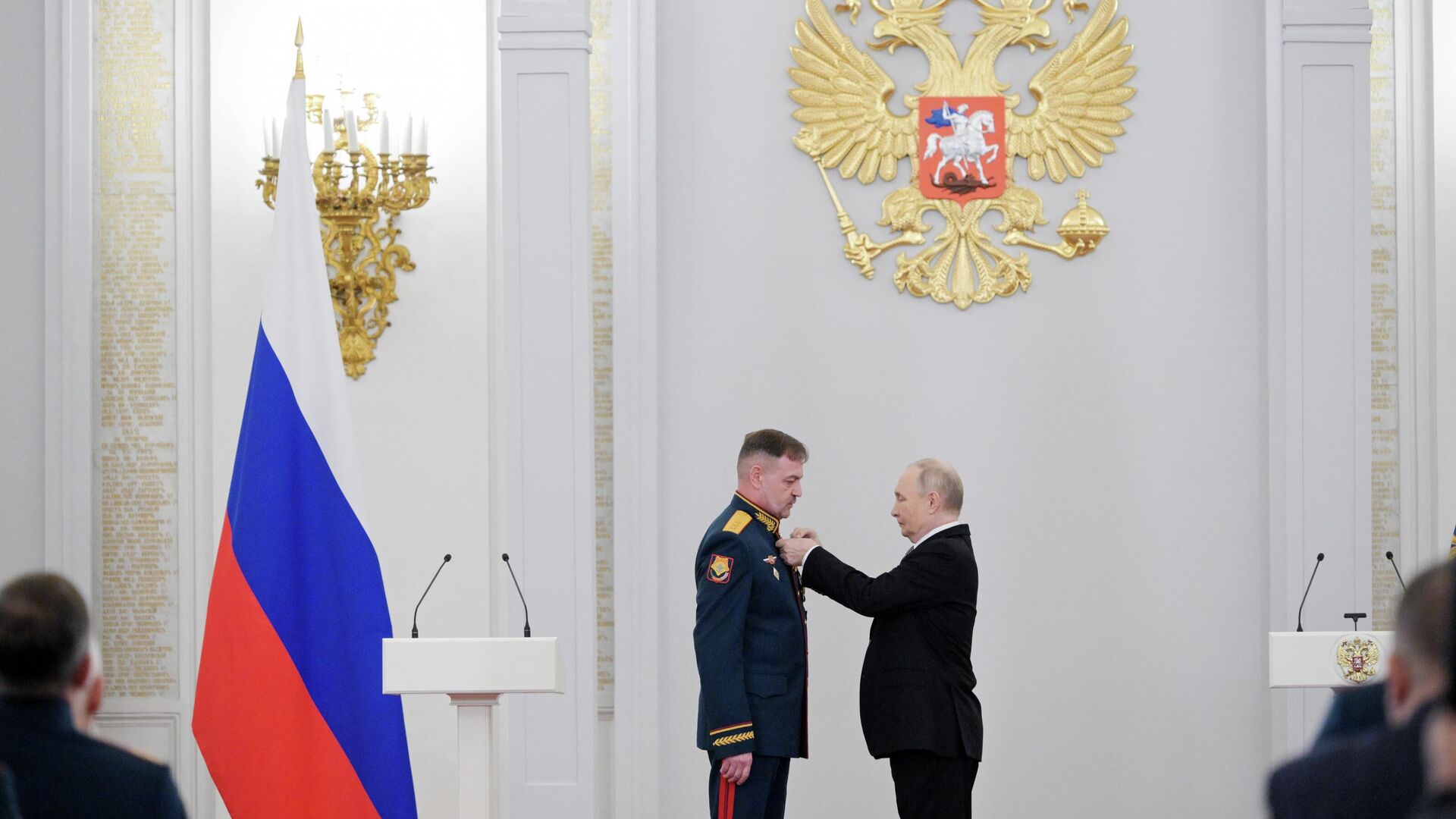 Президент РФ Владимир Путин вручает медаль Золотая Звезда Героя Российской Федерации генерал-полковнику Андрею Иванаеву на торжественном мероприятии по случаю празднования Дня Героев Отечества. 9 декабря 2025 - РИА Новости, 1920, 09.12.2025