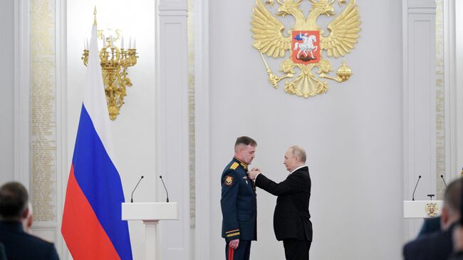 Президент РФ Владимир Путин вручает медаль Золотая Звезда Героя Российской Федерации генерал-полковнику Андрею Иванаеву на торжественном мероприятии по случаю празднования Дня Героев Отечества. 9 декабря 2025