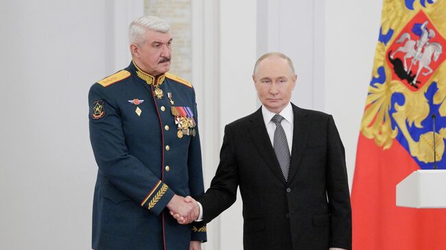 Президент РФ Владимир Путин вручил медаль Золотая Звезда Героя Российской Федерации генерал-полковнику Сергею Кузовлеву на торжественном мероприятии по случаю празднования Дня Героев Отечества. 9 декабря 2025