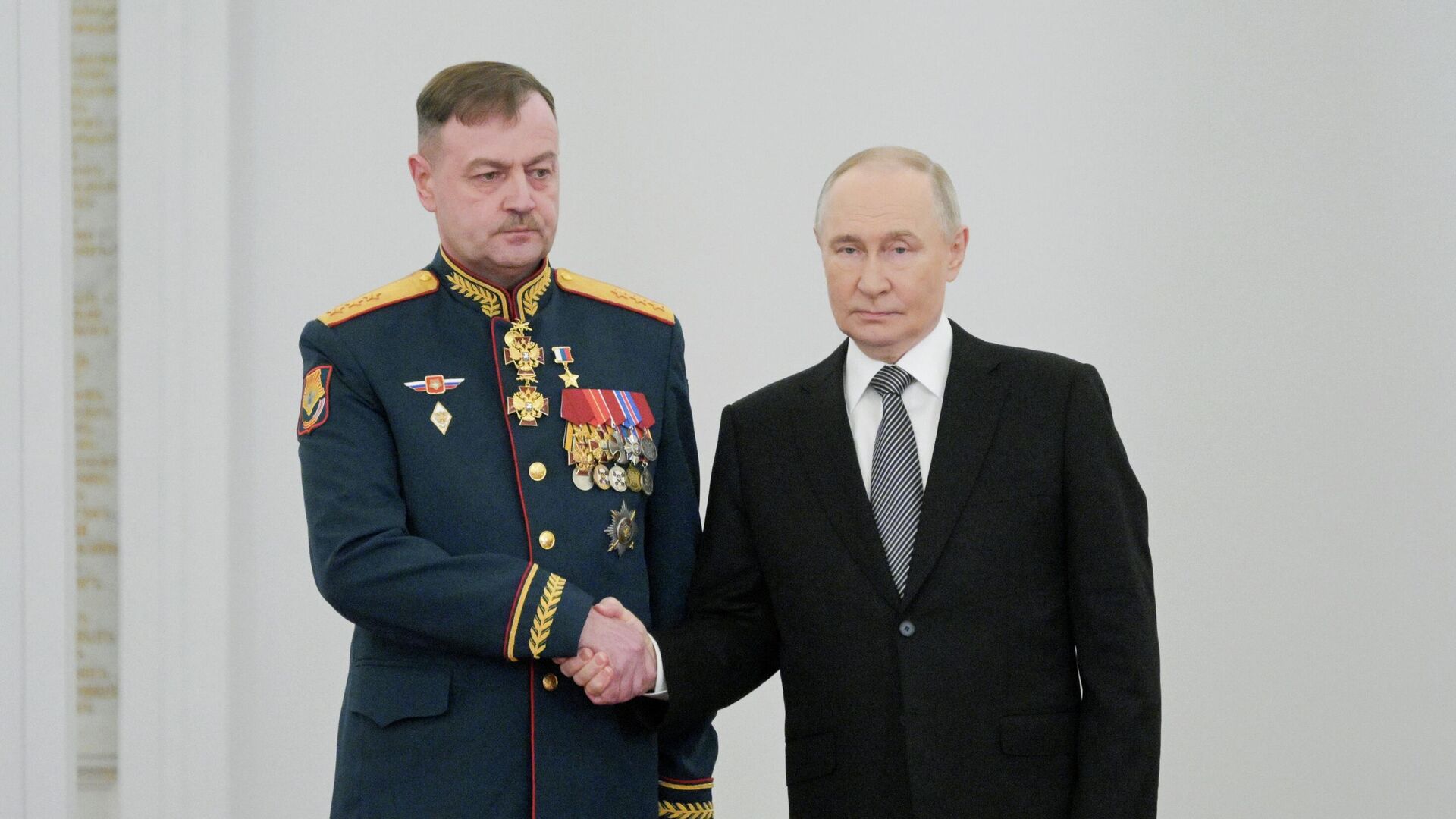 Президент РФ Владимир Путин вручает медаль Золотая Звезда Героя Российской Федерации генерал-полковнику Андрею Иванаеву на торжественном мероприятии по случаю празднования Дня Героев Отечества. 9 декабря 2025 - РИА Новости, 1920, 09.12.2025