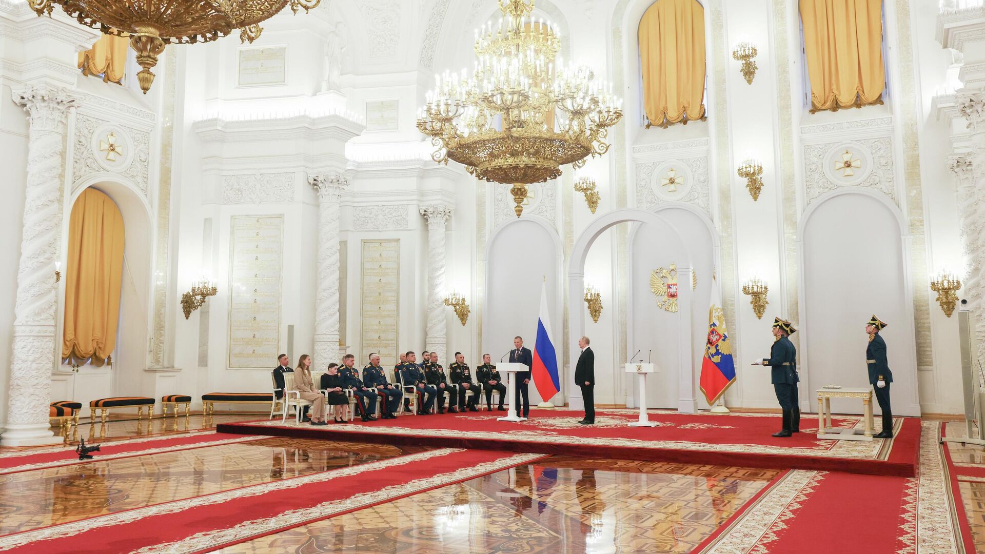 Президент РФ Владимир Путин вручает медали Героям России на торжественном мероприятии по случаю празднования Дня Героев Отечества. 9 декабря 2025 - РИА Новости, 1920, 09.12.2025