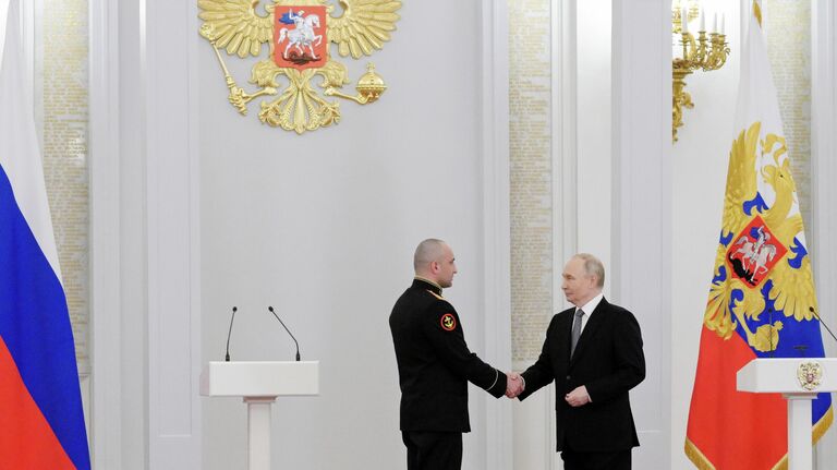 Президент РФ Владимир Путин вручает медаль Золотая Звезда Героя Российской Федерации подполковнику Павлу Ендовицкому на торжественном мероприятии по случаю празднования Дня Героев Отечества