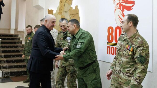 Глава Карачаево-Черкесской Республики Рашид Темрезов во время встречи с бойцами