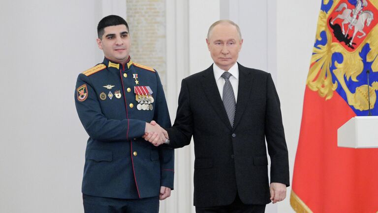 Президент РФ Владимир Путин вручил медаль Золотая Звезда Героя Российской Федерации капитану Сергею Терзияну на торжественном мероприятии по случаю празднования Дня Героев Отечества