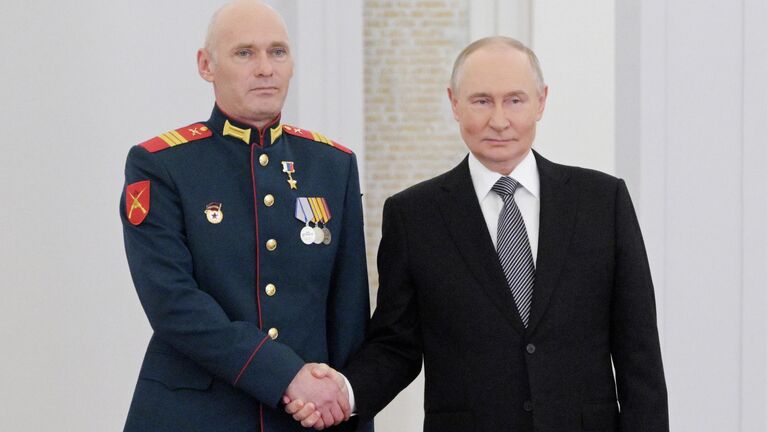 Президент РФ Владимир Путин вручил медаль Золотая Звезда Героя Российской Федерации сержанту Виталию Кондратову на торжественном мероприятии по случаю празднования Дня Героев Отечества