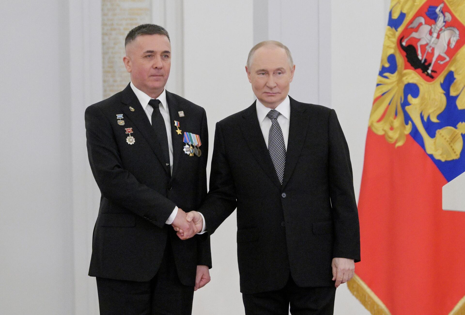 Президент РФ Владимир Путин вручает медаль Золотая Звезда Героя Российской Федерации начальнику летной службы, летчику-испытателю Объединенной авиастроительной корпорации Андрей Шишов