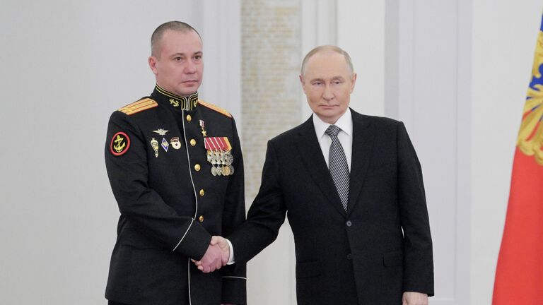 Президент РФ Владимир Путин вручает медаль Золотая Звезда Героя Российской Федерации полковнику Денису Бухановскому на торжественном мероприятии по случаю празднования Дня Героев Отечества