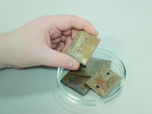 Демонстрация пластин после коррозионного эксперимента Демонстрация пластин после коррозионного эксперимента