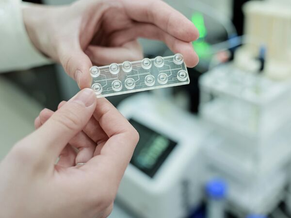 Микрофлюидный чип собственного производства для формирования двойных эмульсий Микрофлюидный чип собственного производства для формирования двойных эмульсий