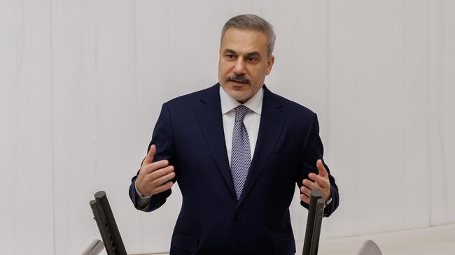 Глава МИД Турции Хакан Фидан во время выступления в парламенте