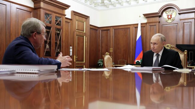 Президент РФ Владимир Путин и президент Российской академии наук Геннадий Красников во время встречи