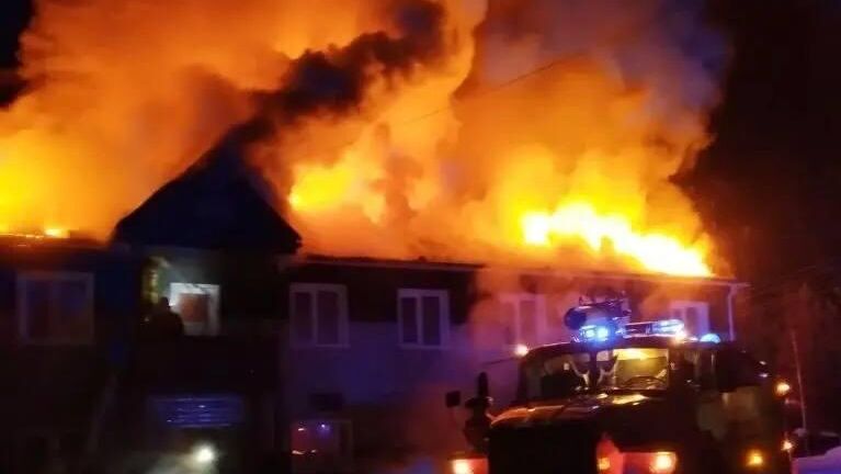 Ликвидация пожара в здании Северо-Байкальского лесничества в Бурятии - РИА Новости, 1920, 10.12.2025