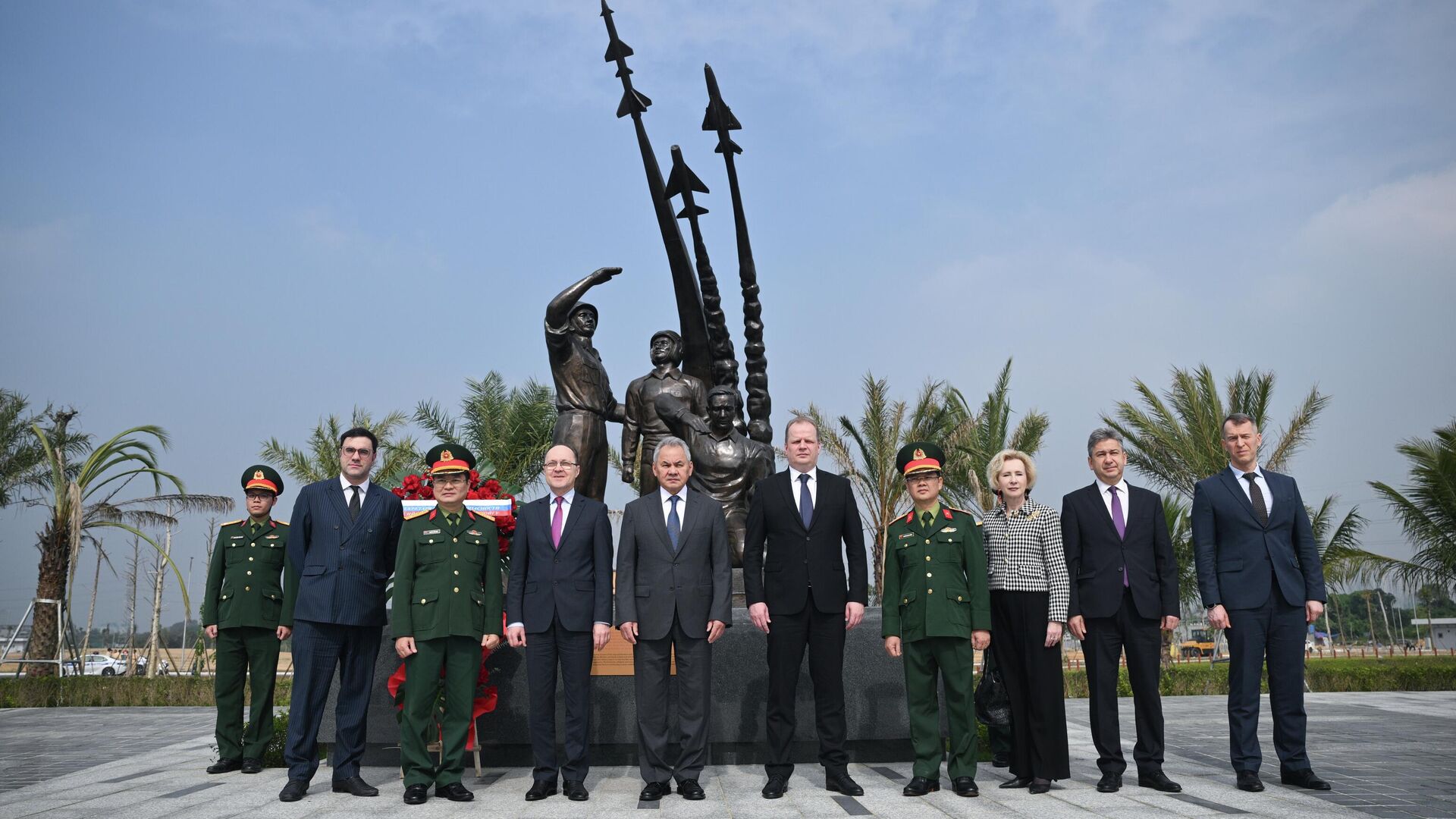 Секретарь Совета безопасности РФ Сергей Шойгу и чрезвычайный и полномочный посол России во Вьетнаме Геннадий Бездетко у памятника советским военным специалистам, помогавшим Вьетнаму в годы национально-освободительной войны в Ханое. 10 декабря 2025 - РИА Новости, 1920, 10.12.2025