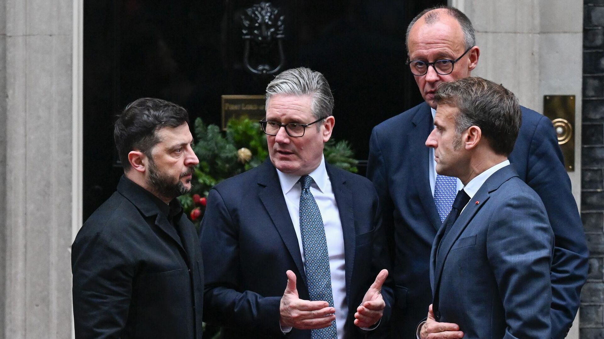 Эммануэль Макрон, Фридрих Мерц, Владимир Зеленский и Кир Стармер после встречи в Лондоне, Великобритания. 8 декабря 2025 - РИА Новости, 1920, 10.12.2025