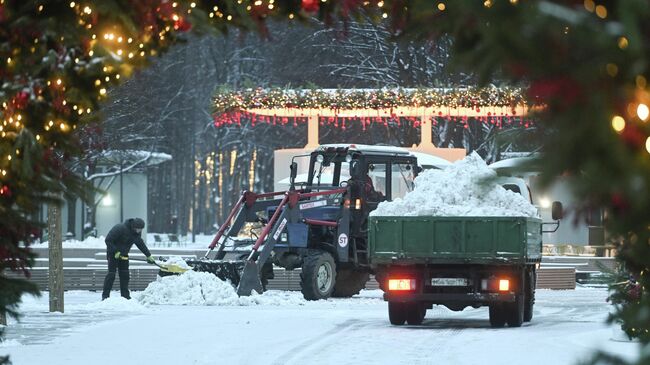 Расчистка улицы от снега в Москве