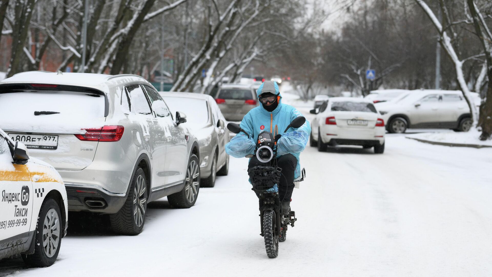 Курьер во дворе дома в Москве - РИА Новости, 1920, 17.12.2025