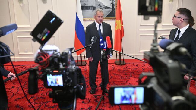 Секретарь Совета безопасности РФ Сергей Шойгу во время пресс-подхода по итогам визита в Ханой