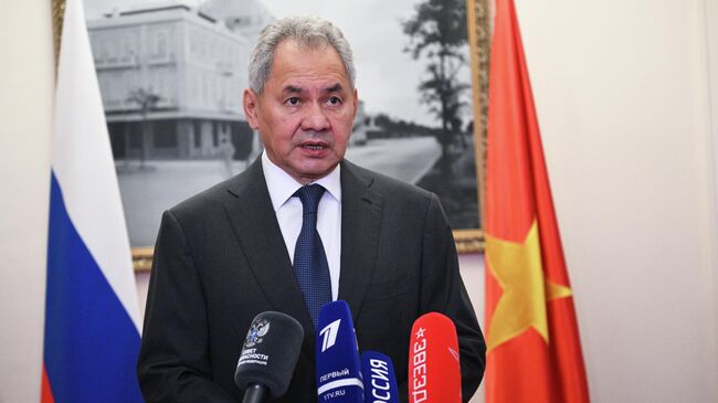 Секретарь Совета безопасности РФ Сергей Шойгу во время пресс-подхода по итогам визита в Ханой
